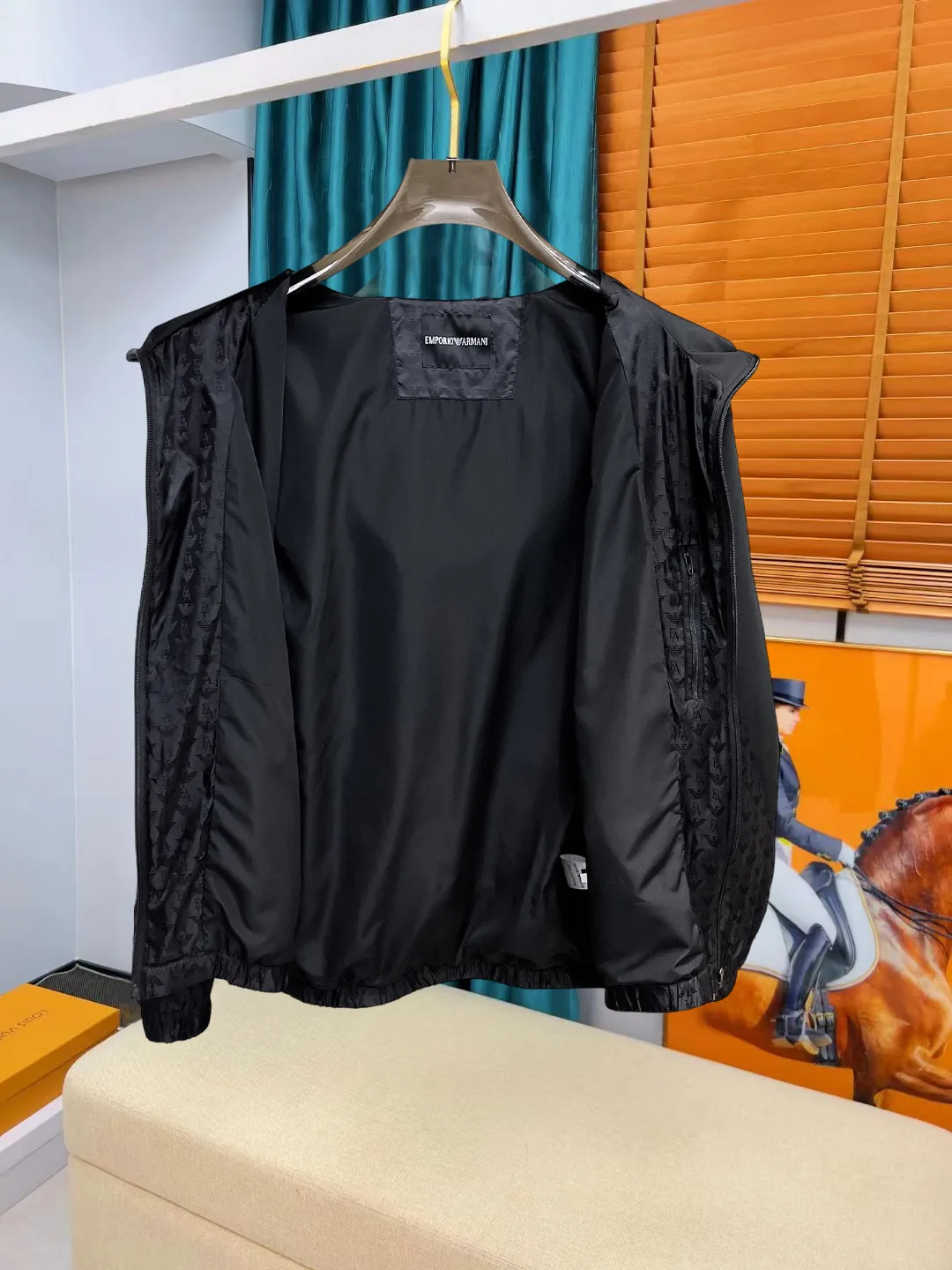 Armani official website Same Style, complete with three labels, on sale in advance. 2026 Autumn and Winter New Arrival men's jacket, Original with complete three labels, Premium version. Custom-made fabrics at the counter. Breathable, high comfort, impeccable details, brand element design concept, reflecting high quality. It feels delicate and soft, presents a casual cut, and has a great upper body shape. Sizes: M～3XL,